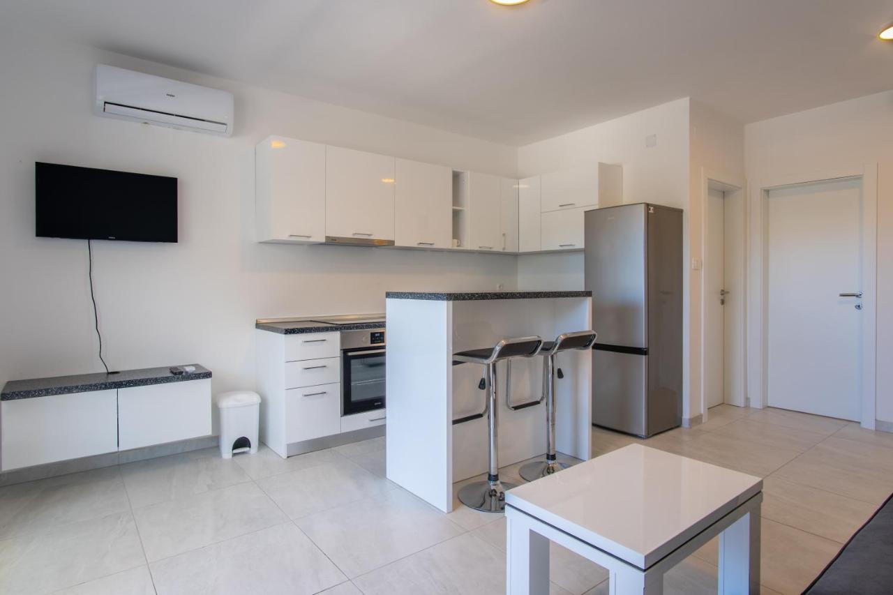 Apartment Luna Novalja