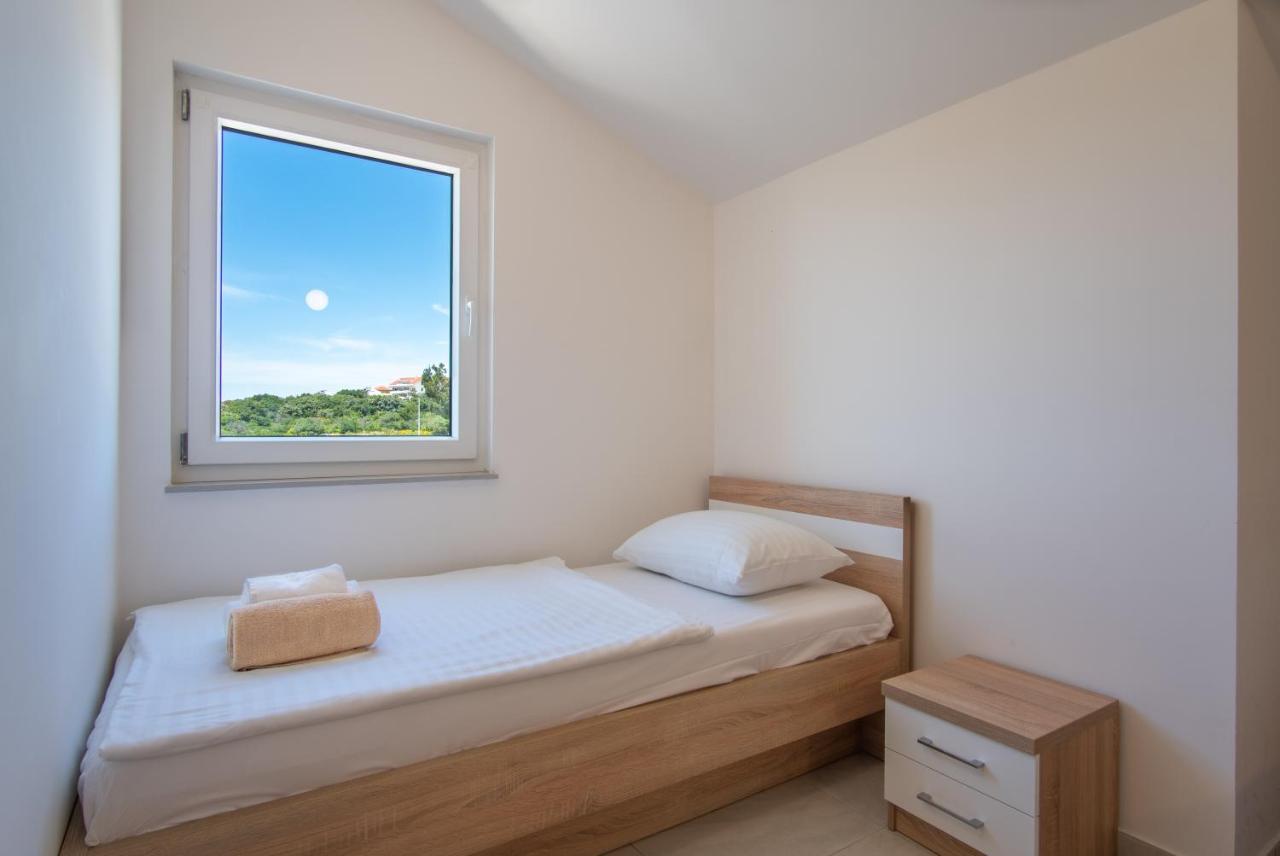 Apartment Luna Novalja